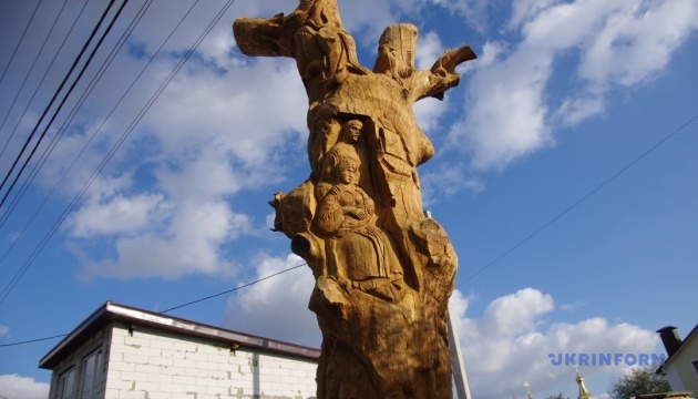 Біля Полтави 300-річний дуб перетворили на скульптурну композицію