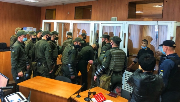 Сім обвинувачених порізали собі вени просто в залі суду Одеси