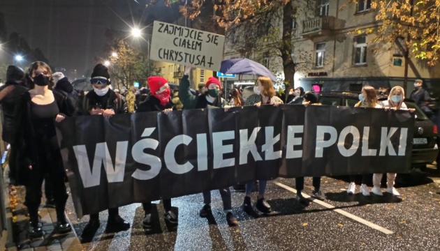 У Польщі проти обмежень на аборти протестували тисячі людей