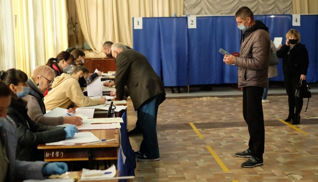 Voter turnout in local elections in Kyiv as of 21:30 is 34%