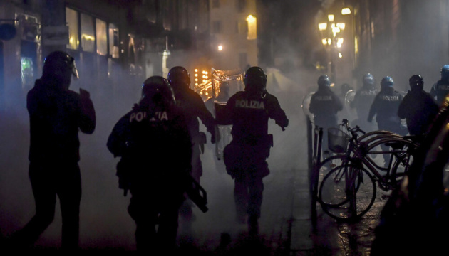 Антикарантинний мітинг у Флоренції завершився сутичками з поліцією, є затримані