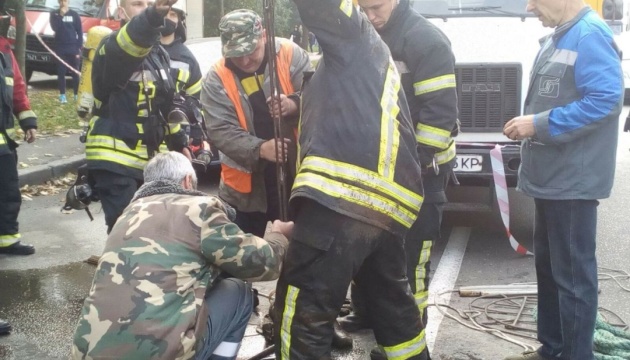 На столичном коллекторе случилась авария, пострадали коммунальщики На столичном коллекторе случилась авария, пострадали коммунальщики