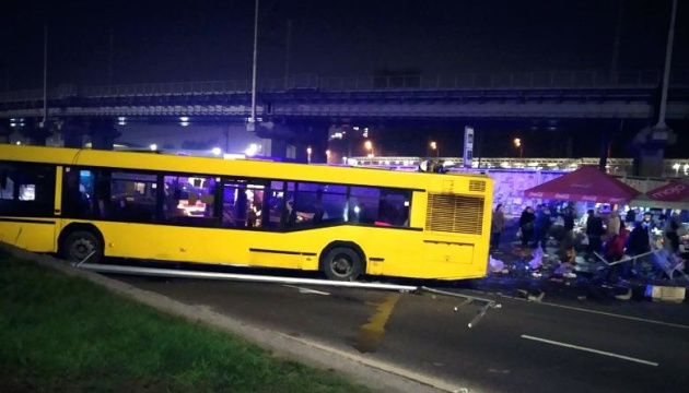 У Києві на Видубичах автобус зніс намет з продуктами, є жертви