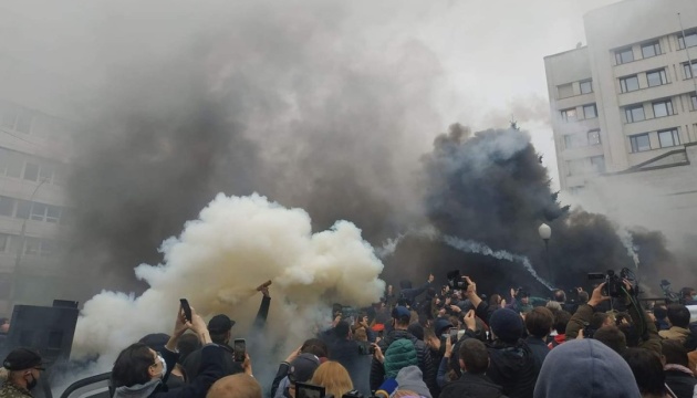 Protesters throw smoke bombs at Ukraine's Constitutional Court