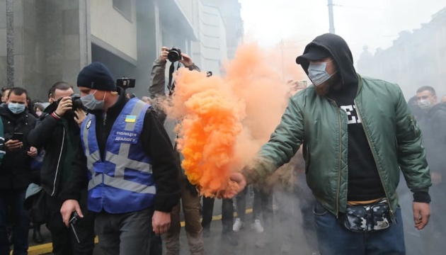 Les activistes protestent contre l'annulation de lois anticorruption