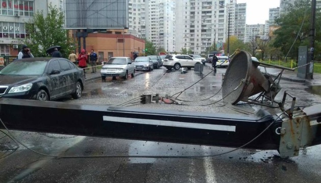 У Києві на дорогу впав будівельний кран