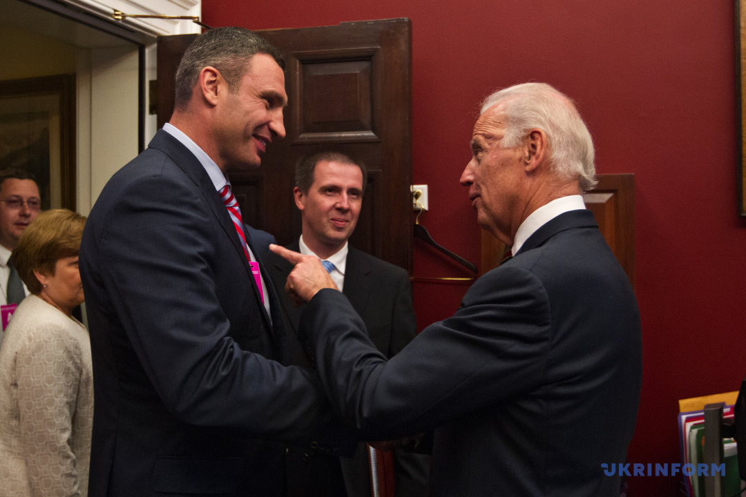Київський міський голова, голова КМДА Віталій Кличко (ліворуч) і віце-президент США Джозеф Байден під час зустрічі, Вашингтон, США, 27 квітня 2015 року.