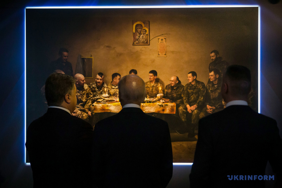 Президент України Петро Порошенко (ліворуч) і Віце-президент США Джозеф Байден розглядають експонат виставки 