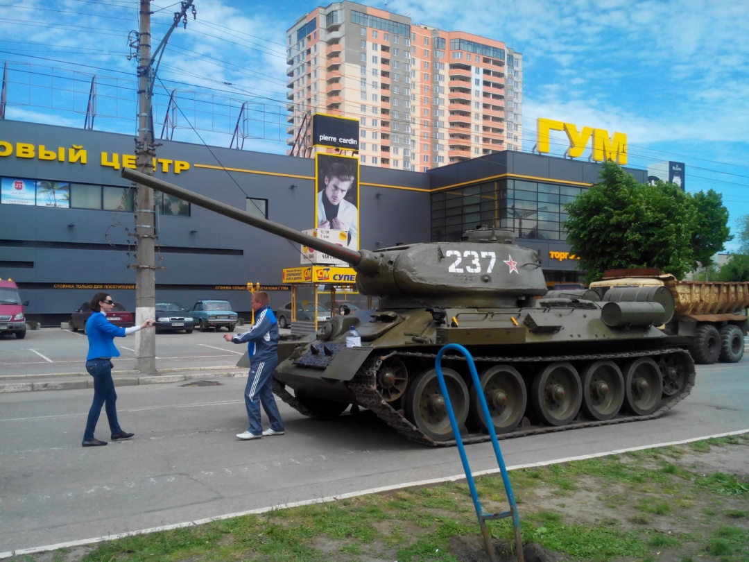 Позаду - УСБУ (травень 2014-го) Позаду - УСБУ (травень 2014-го)