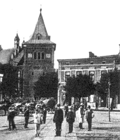 будинок Якова Шульца(праворуч) на пл. Ринок у Дрогобичі