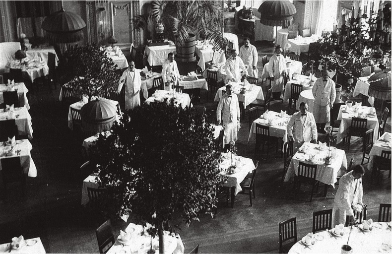 Ресторан у «Гранд-отелі». Москва, 1931 / Фото Російський державний архів кіно- та фотодокументів