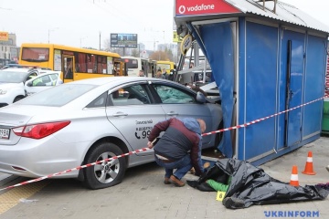 Un Uber percute un arrêt de bus à Kyiv : deux morts
