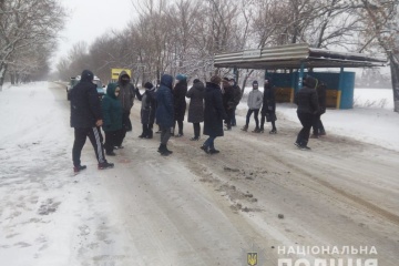 Жители поселка на Харьковщине перекрывали дорогу - требовали дать отопление