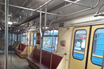 У столичному метро запустили вагон з поручнями «для всіх»