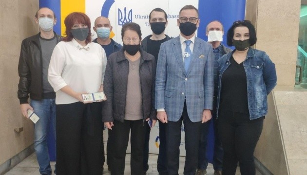 В Узбекистані посвідчення закордонного українця вручили шістьом представникам діаспори