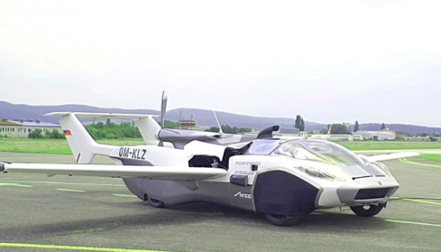 У Словаччині представили летючий спорткар-трансформер