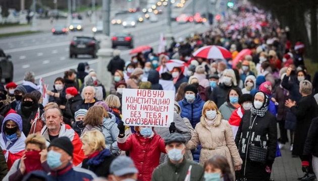 Медики в Мінську вийшли на марш протесту, є затримані