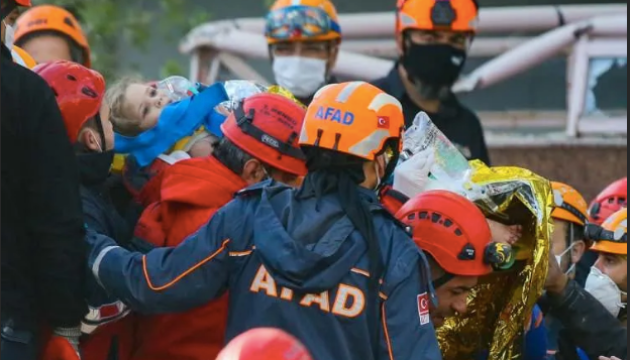 З-під завалів у Ізмірі через 91 годину після землетрусу врятували 4-річну дівчинку