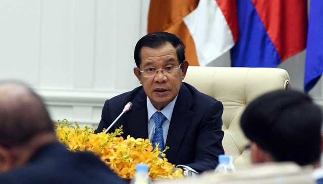 Прем’єр Камбоджі та чотири його міністри пішли на карантин після зустрічі із Сіярто