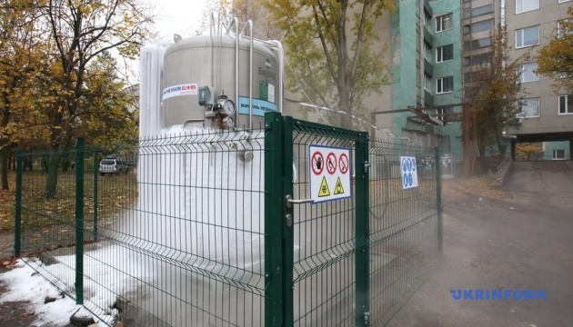 У Харківській інфекційній лікарні встановлюють 20-кубову кисневу бочку – найбільшу в регіоні