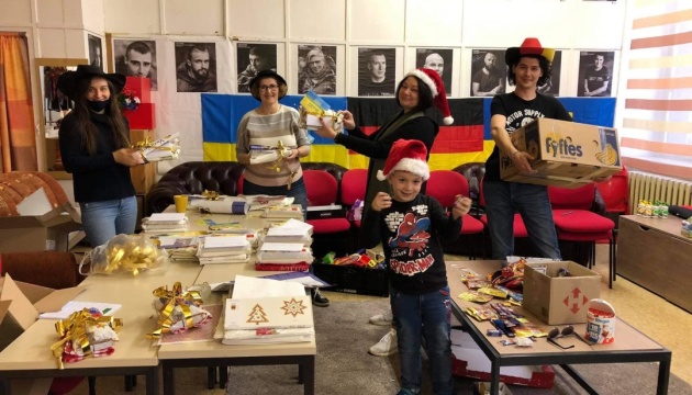Українці з німецького Хемніца відправили новорічні подарунки онкохворим дітям та захисникам України