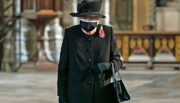 Королева Британії вперше з'явилась на публіці у захисній масці