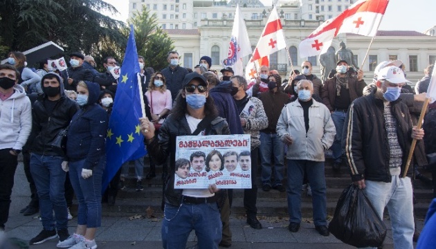 У Тбілісі проти учасників протесту під ЦВК застосували водомети