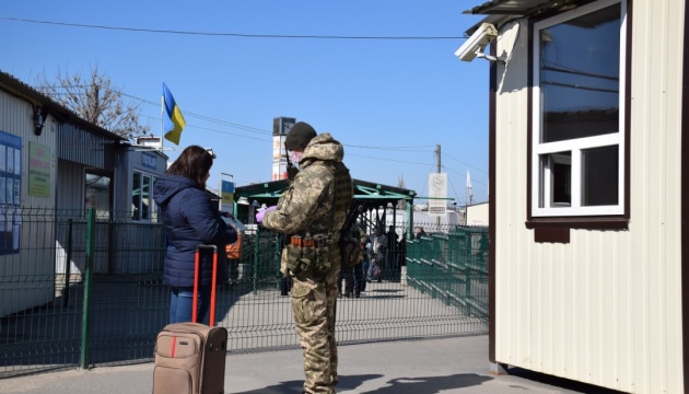 Майже всі КПВВ на Донбасі заблоковані окупантами, працювала лише «Станиця»