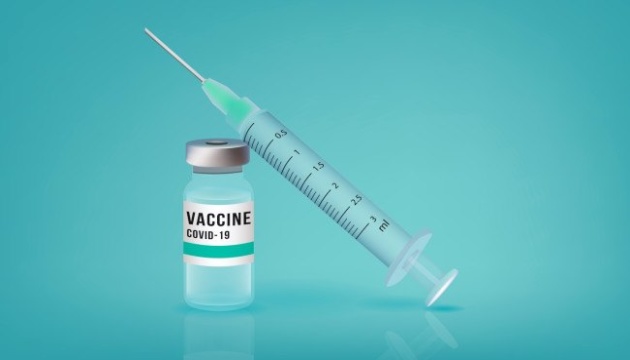 Великобритания утвердит использование вакцины для защиты от различных COVID-штаммов