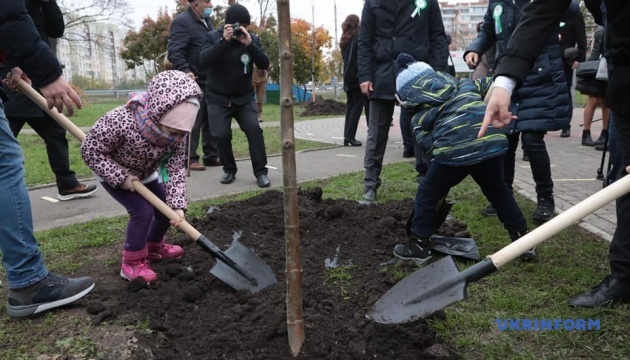 На площі Анкари у Києві висадили дерева на честь турецького свята