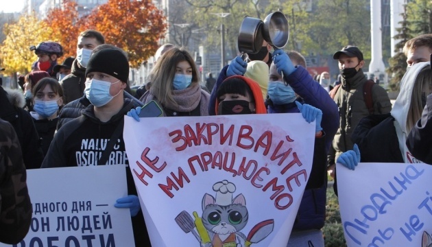 Les Ukrainiens manifestent contre de nouvelles restrictions anti-coronavirus