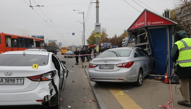 У Києві таксі в'їхало в зупинку, двоє загиблих