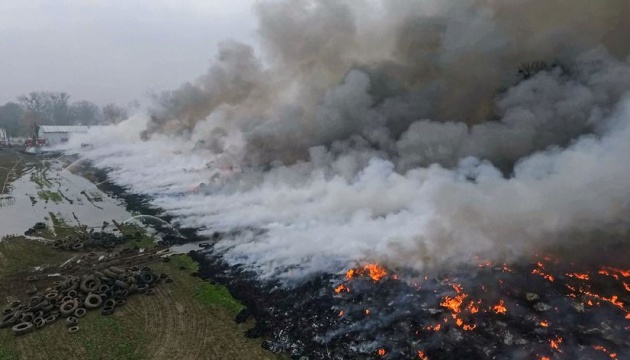 У Польщі близько 200 пожежників добу гасять звалище шин