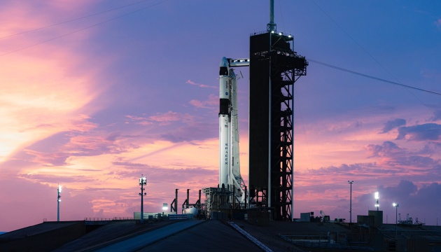 SpaceX представила членів екіпажу першої цивільної космічної місії