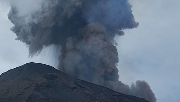 В Італії прокинувся вулкан Стромболі - «дощ» із попелу та шматків лави