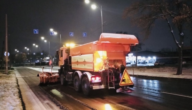 Як у Києві перший сніг прибирали
