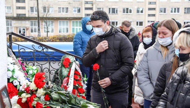 Minsk: Tausende Menschen verabschieden sich von getöteten Roman Bondarenko