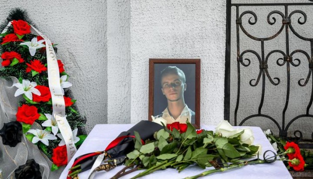 У Мінську тисячі людей прийшли попрощатися з убитим Романом Бондаренком