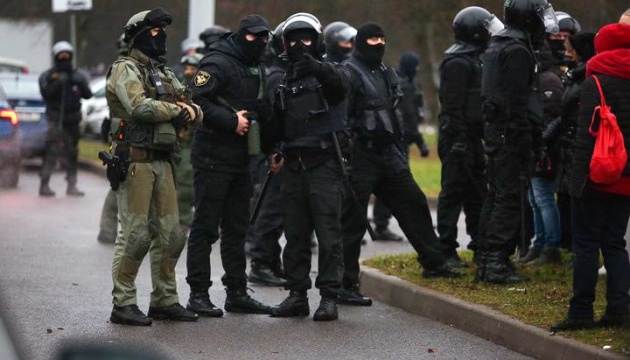 У Мінську почалися затримання на протестах, силовики ловлять людей у дворах