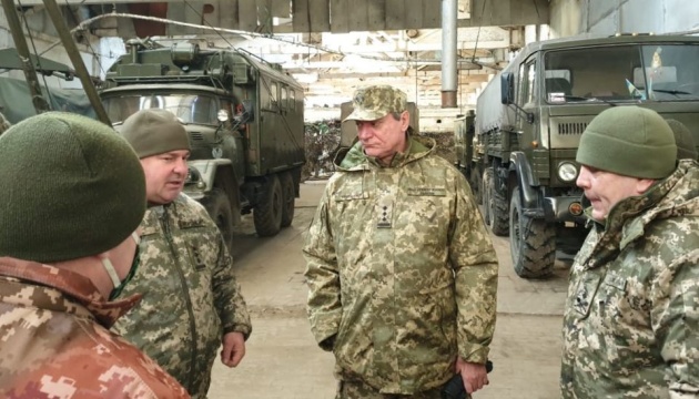 Військова техніка потребує оновлення - Уруський відвідав зону ООС