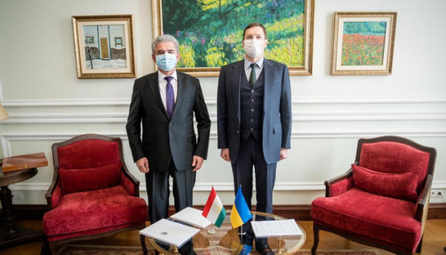 Embajador de Tayikistán presenta copias de credenciales 