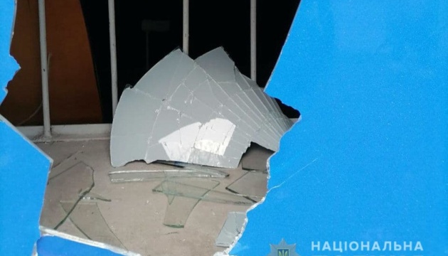 У Маріуполі невідомі розбили вікна та розмалювали стіни двох партійних офісів
