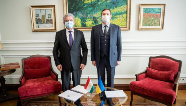 Yenin receives copies of credentials from newly appointed ambassador of Tajikistan