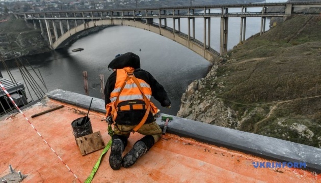 Укравтодор завершує будівництво частини автомагістралі через річку Дніпро у Запоріжжі 