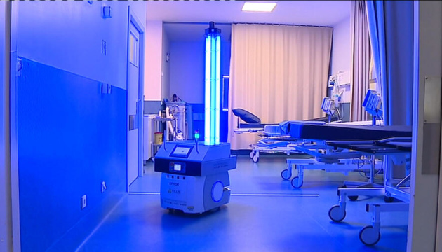 Єврокомісія закупила для лікарень 200 роботів-дезінфекторів