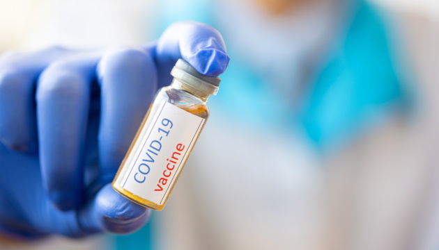 Сьогодні Британія першою у світі почне масову вакцинацію від COVID-19
