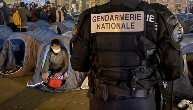 У Парижі жорстко ліквідували наметовий табір мігрантів