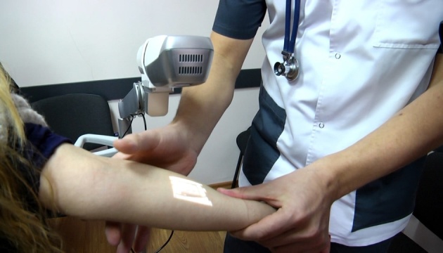 У Житомирі благодійники передали дитячій лікарні сканер для вен