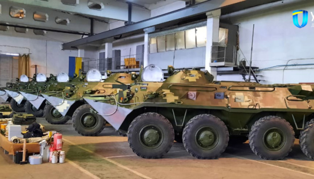 Миколаївський бронетанковий передав армії оновлені БТР-80
