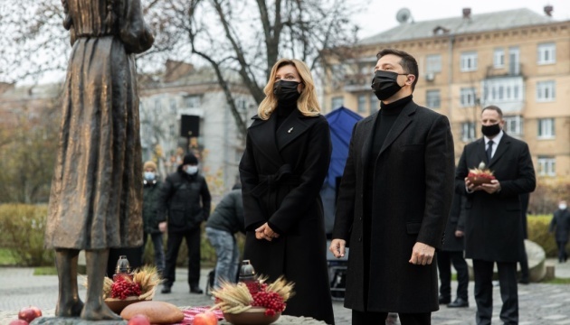 Zelensky, his wife honor memory of Holodomor victims